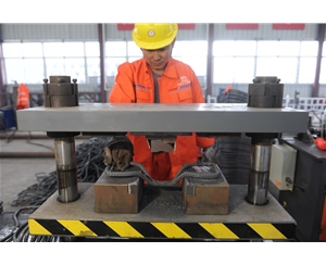 八字筋弯曲成蝴蝶结